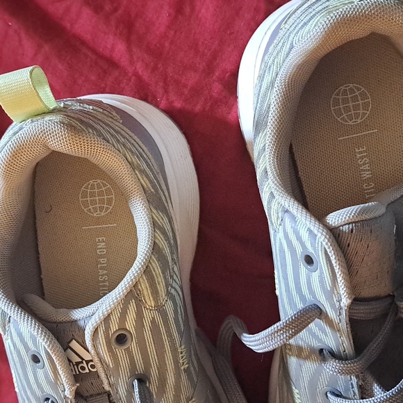 NWOT ADIDAS SNEAKERS SIZE 6 - Picture 2 of 4